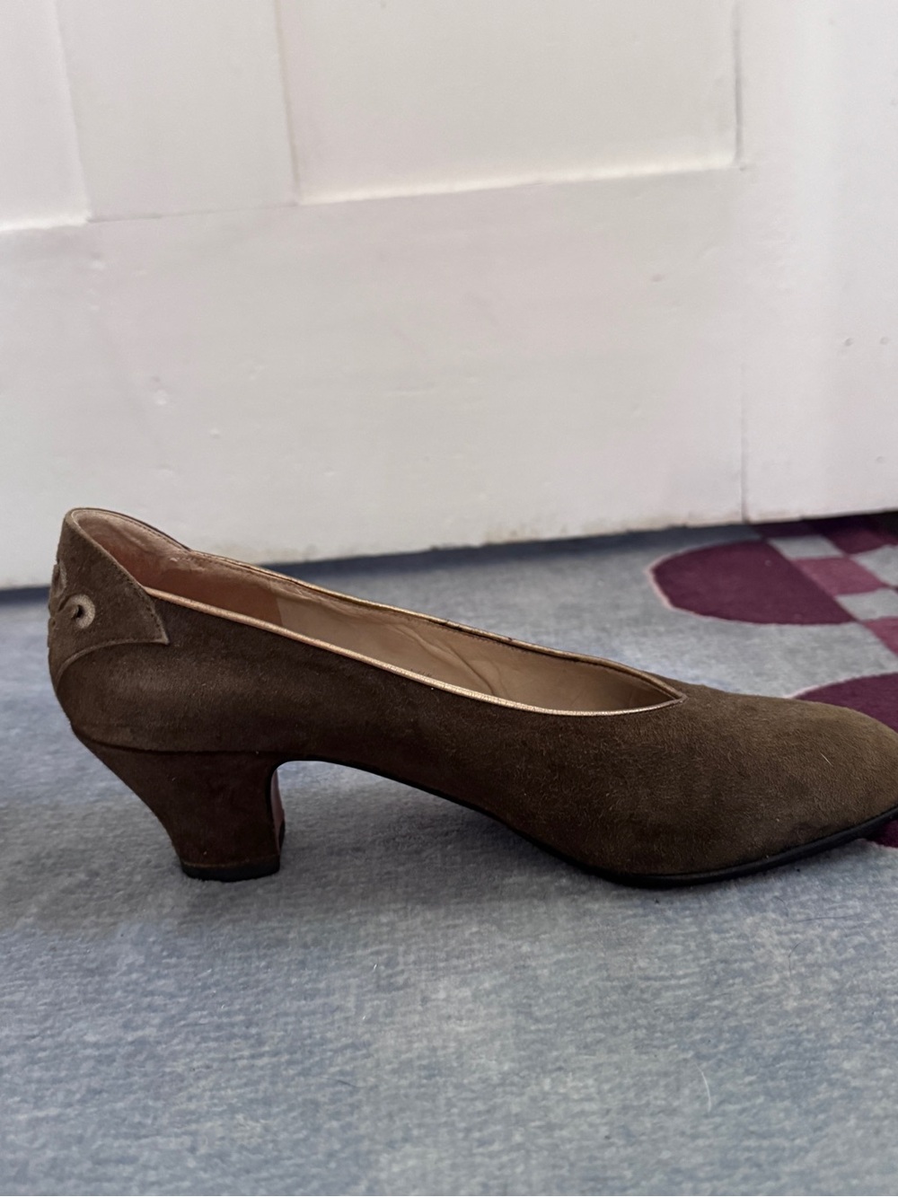 Vintage 80s Suede Kitten Heel Pump Khaki Ungaro Parallèle Paris Fleur-de-Lis 7.5 - Picture 5 of 9